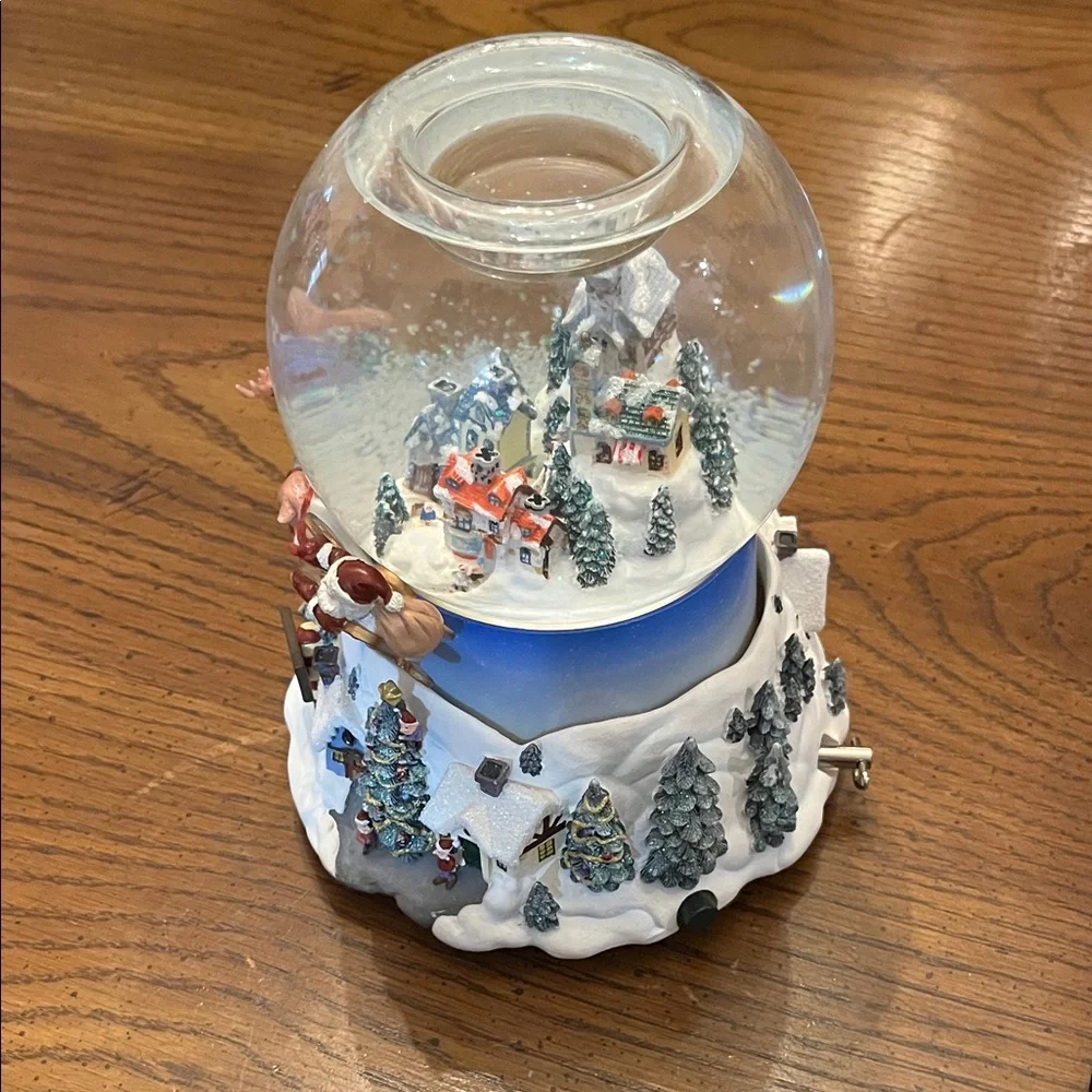 PartyLite Olde World‎ Village musical snow globe